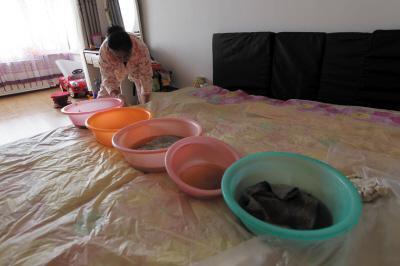 富裕楼上漏水，住户失联，小区没物管，业主维权难！律师来支招……